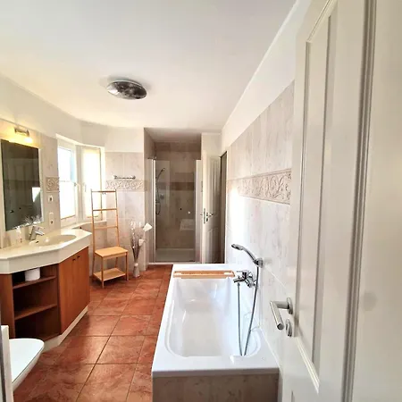 Ferienhaus Seerose - Private Sauna, Eingezaeunter Garten & Hunde Willkommen - See 3 Min بيت للعطل Göhren-Lebbin